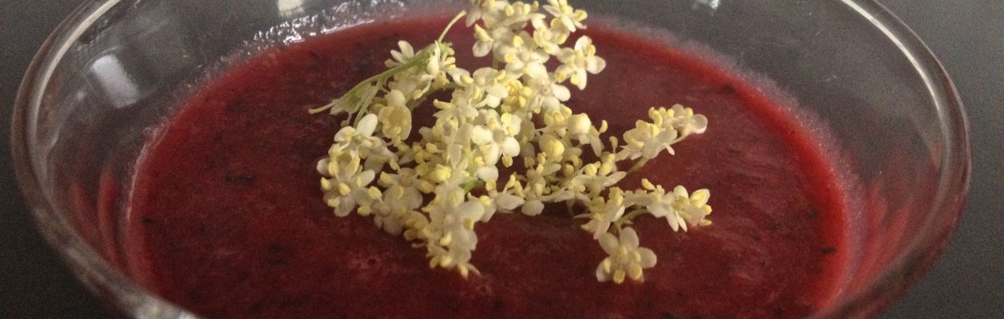 Wilder Roter: Wildkräuter-Smoothie mit Holunderblüten &amp; Roter Beete