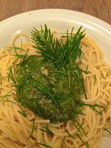 Fichtenspitzen-Pesto auf Pasta (Copyright: wilderwegesrand.de)