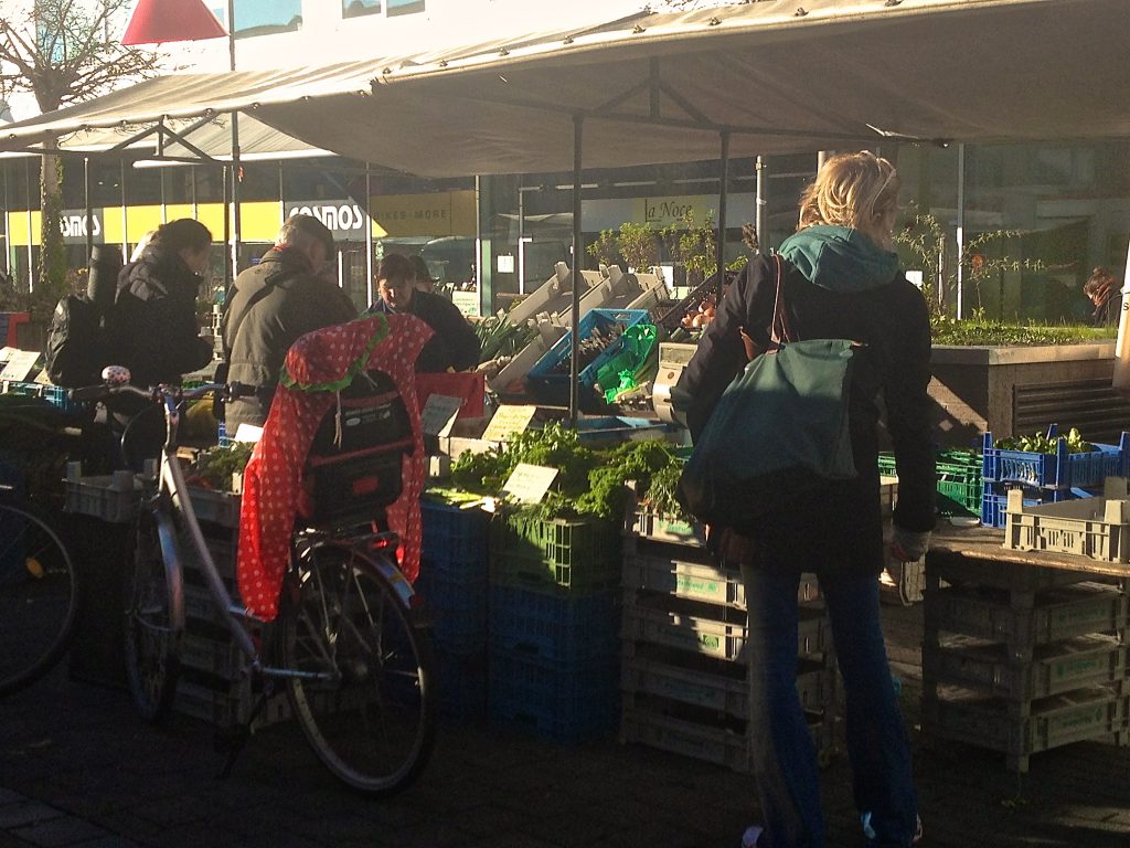 Szene auf dem Wochenmarkt (Copyright: wilderwegesrand.de)