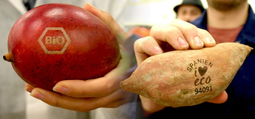 Bio-Etikett auf Granatapfel und Süßkartoffel (Foto © Nature & More | Montage: Utopia )