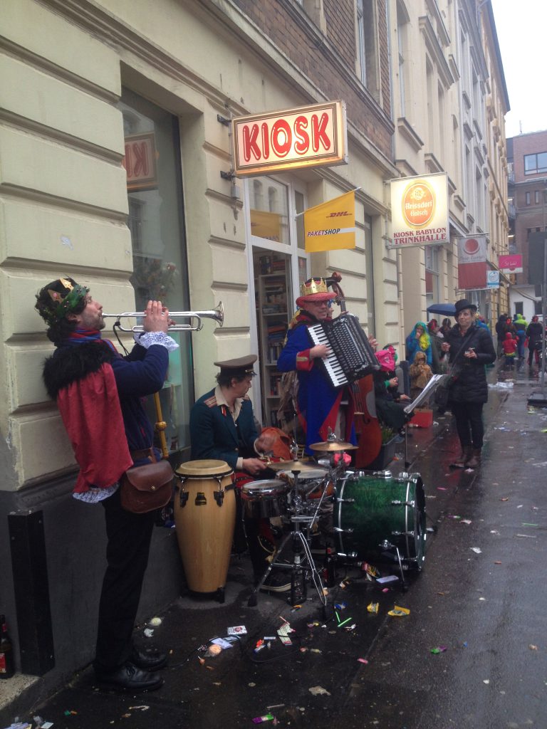 Musikband vor Kiosk (Copyright: wilderwegesrand.de)