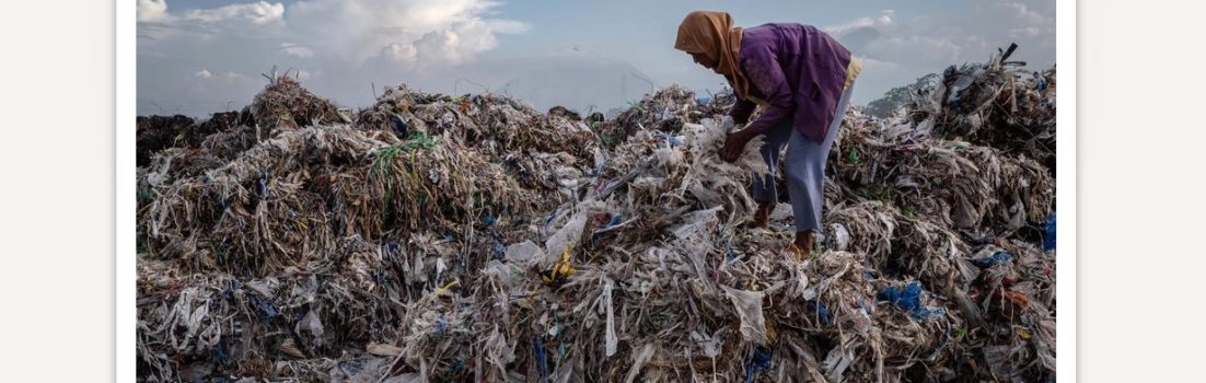 Müllsammlerin in Indonesien (Copyright: Getty Images/U.Ifansati)