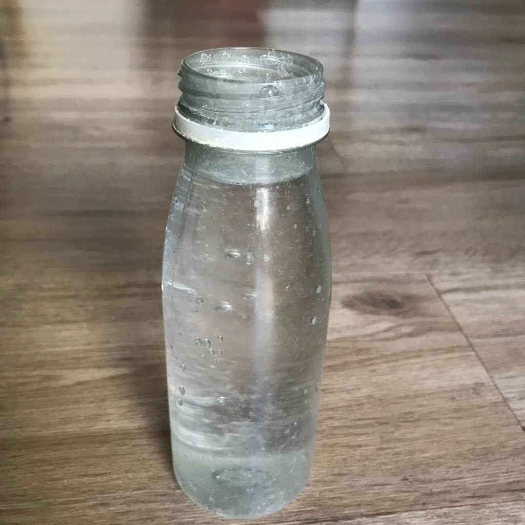 Plastikflasche mit Wasser (copyright: wilderwegesrand.de)